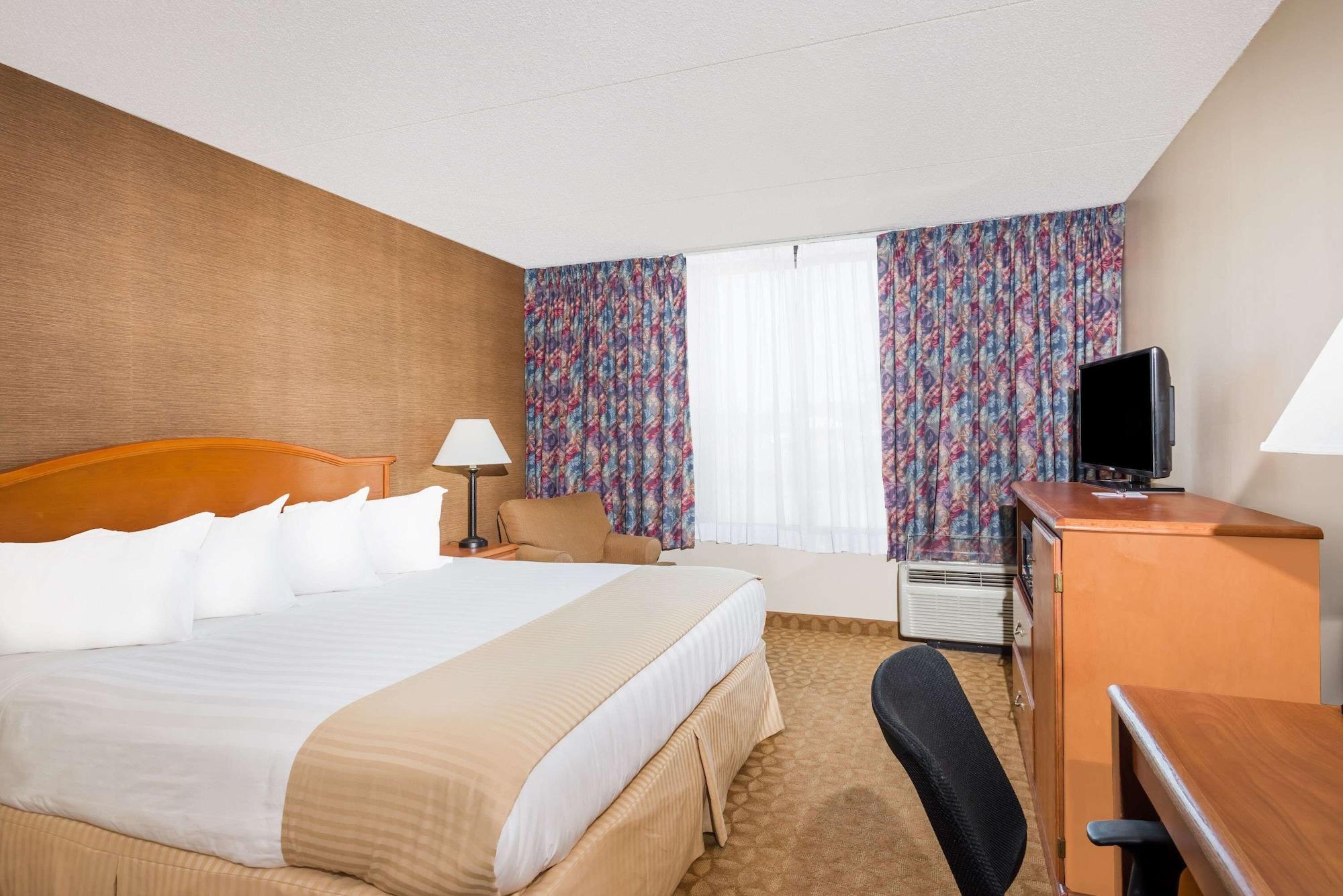 Ramada By Wyndham Watertown Thousand Exterior photo