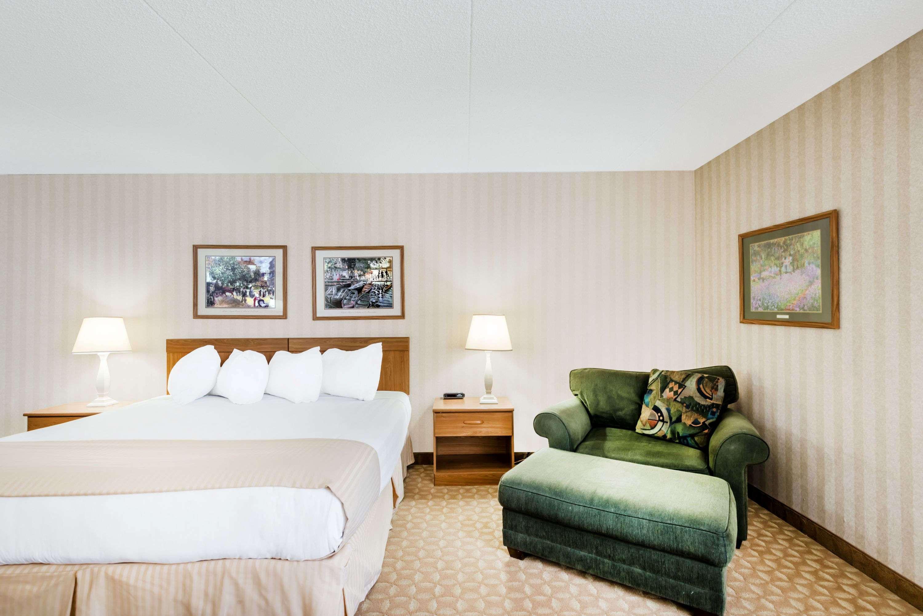 Ramada By Wyndham Watertown Thousand Exterior photo