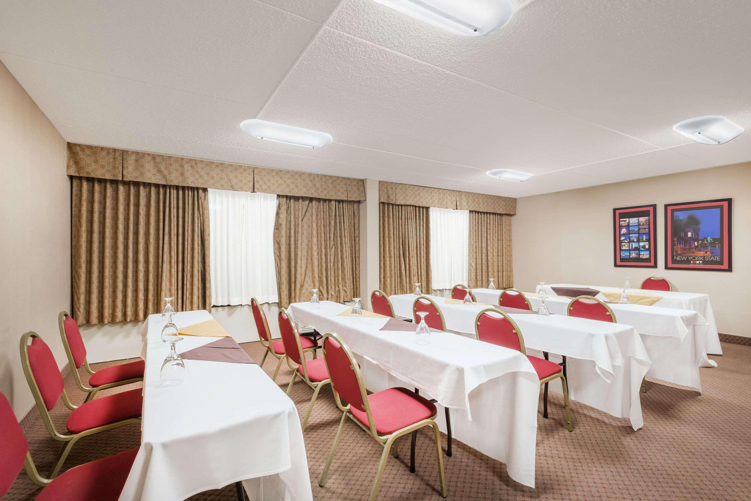 Ramada By Wyndham Watertown Thousand Exterior photo