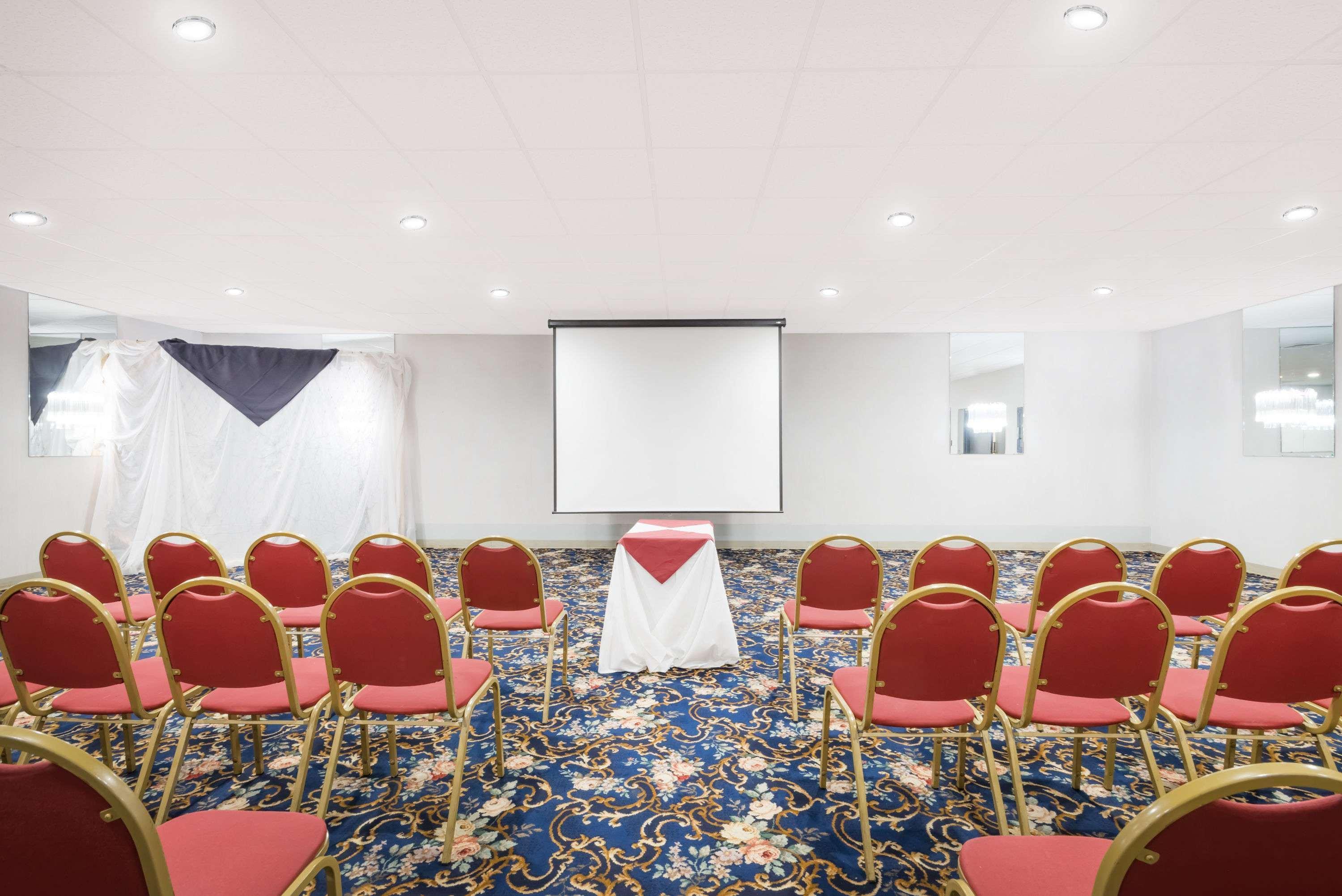 Ramada By Wyndham Watertown Thousand Exterior photo