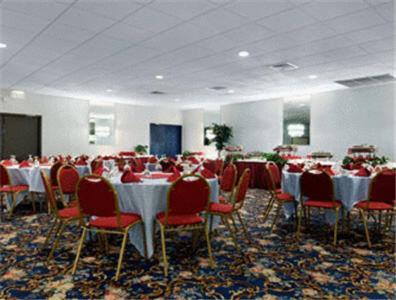 Ramada By Wyndham Watertown Thousand Restaurant photo